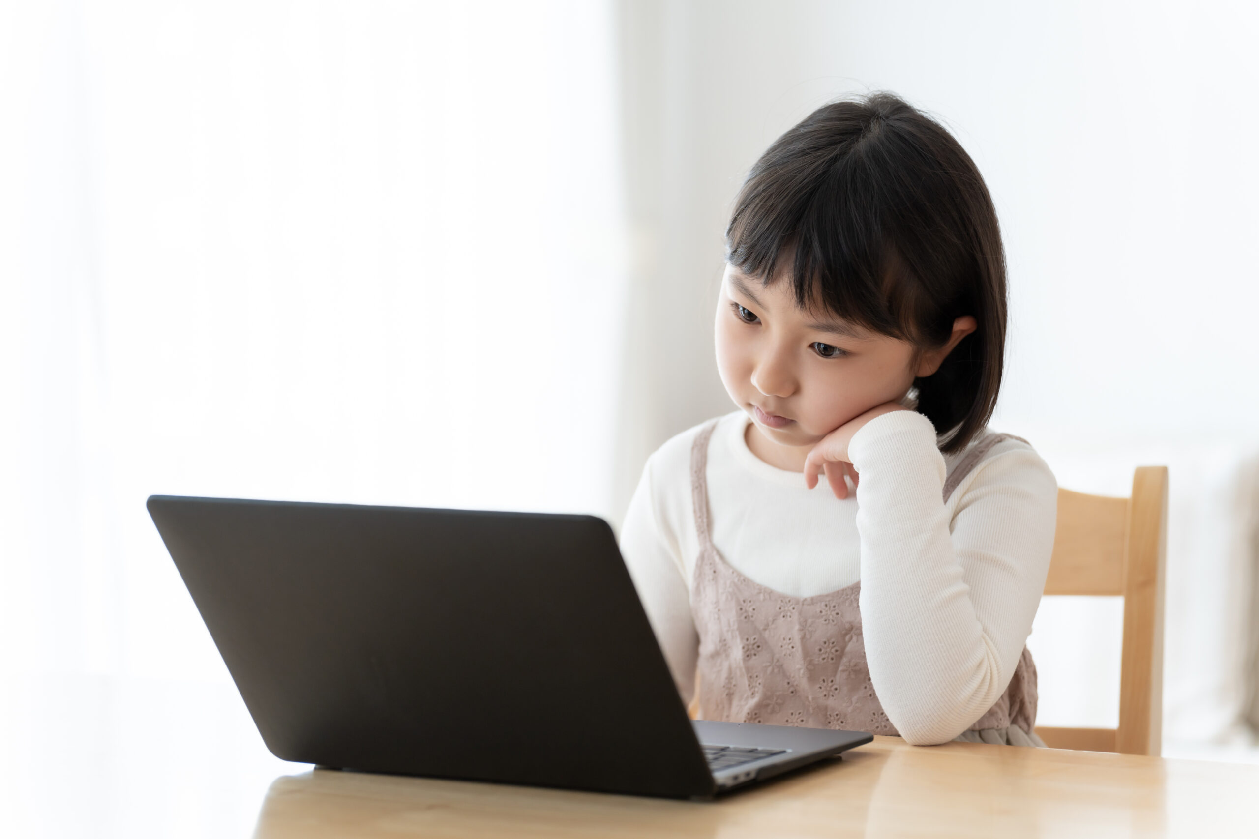 頬杖を突く子供