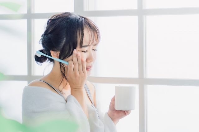 歯の痛みに苦しむ女性