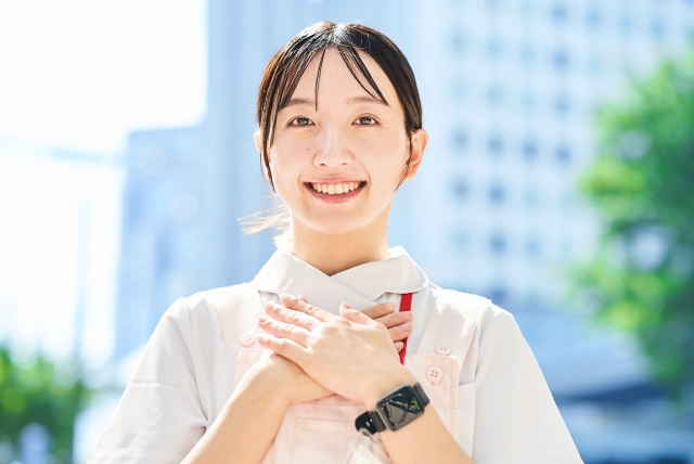胸に手を当てる女性