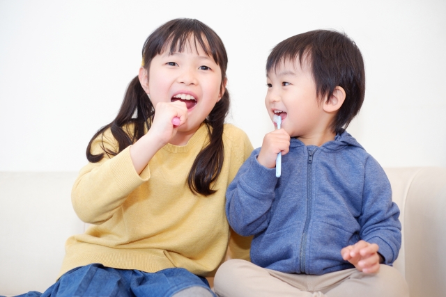 歯を磨く子供たち