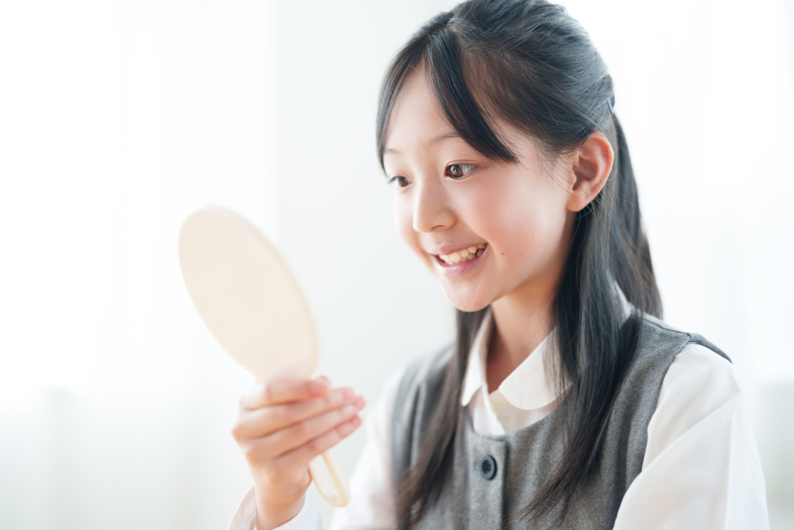 鏡を見る女の子