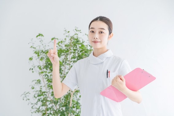 人差し指を立てる歯科衛生士