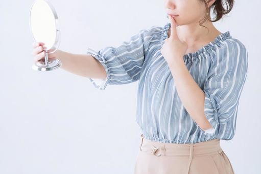 口元を気にする女性